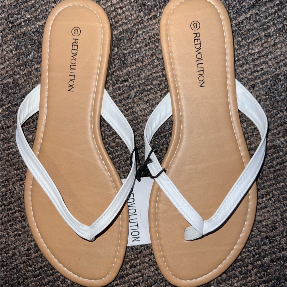NEW Women’s flip flops size 8